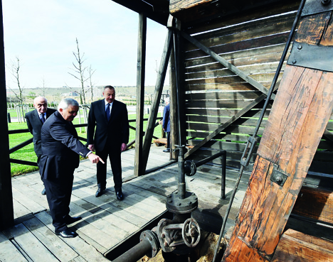 Президент Ильхам Алиев на территории Бибиэйбатского промысла ознакомился с состоянием после восстановления первой в мире скважины, пробуренной промышленным способом