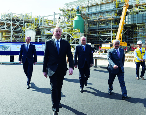 Президент Ильхам Алиев ознакомился с ходом работ по строительству карбамидного завода в Сумгайыте