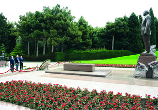 Лидер Международного евразийского движения посетил могилу великого лидера Гейдара Алиева и Шехидляр хиябаны