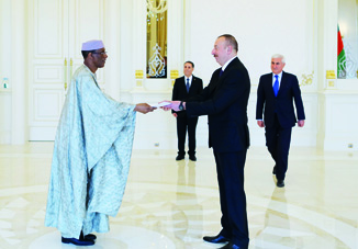 Президент Ильхам Алиев принял верительные грамоты новоназначенного посла Мали в Азербайджане