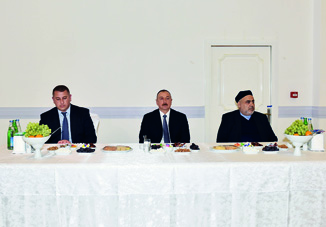 Президент Азербайджана Ильхам Алиев принял участие в церемонии поминовения видного ученого, академика Рафиги Алиевой