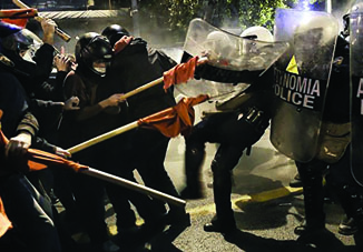 СМИ: «В центре Афин полиция применила слезоточивый газ против демонстрантов»