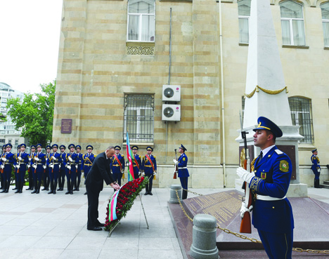 Президент Ильхам Алиев посетил памятник, возведенный в честь Азербайджанской Демократической Республики