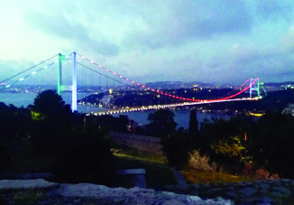 Стамбульский мост освещен цветами Азербайджанского флага