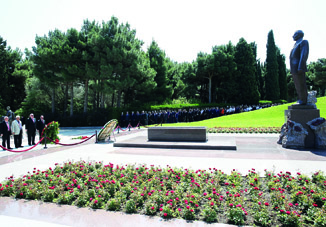 Азербайджанские авиаторы посетили могилу общенационального лидера Гейдара Алиева