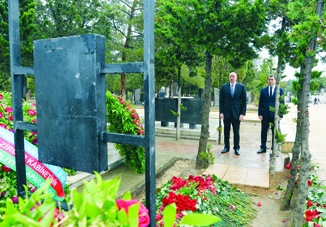 Президент Азербайджана Ильхам Алиев посетил могилу покойного министра энергетики Натига Алиева