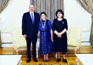 Президент Ильхам Алиев принял известных оперных певиц Фидан и Хураман Касимовых