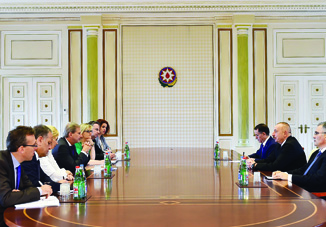 Президент Ильхам Алиев принял делегацию во главе с комиссаром Европейского Союза