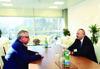 Президент Ильхам Алиев принял президента, председателя правления Банка ВТБ
