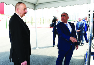 Президент Ильхам Алиев принял участие в открытии новой дороги в Баку