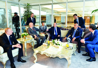 Состоялась краткая беседа между Президентом Ильхамом Алиевым, Президентом Реджепом Тайипом Эрдоганом, главами государств и правительств, принимающими участие в 22-м Всемирном нефтяном конгрессе