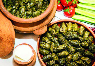 Телеканал Euronews начал знакомство с азербайджанской кухней с долмы из виноградных листьев