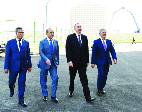Президент Ильхам Алиев принял участие в церемонии распределения квартир по случаю Дня национальной печати в очередном здании, построенном для журналистов