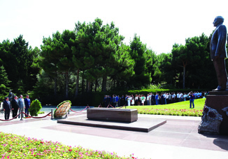 Коллектив Министерства молодежи и спорта посетил в Аллее почетного захоронения могилу великого лидера Гейдара Алиева