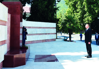Президент Азербайджана посетил памятник общенациональному лидеру Гейдару Алиеву в Гахе