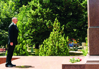 Посещение памятника великому лидеру Гейдару Алиеву в Загатале