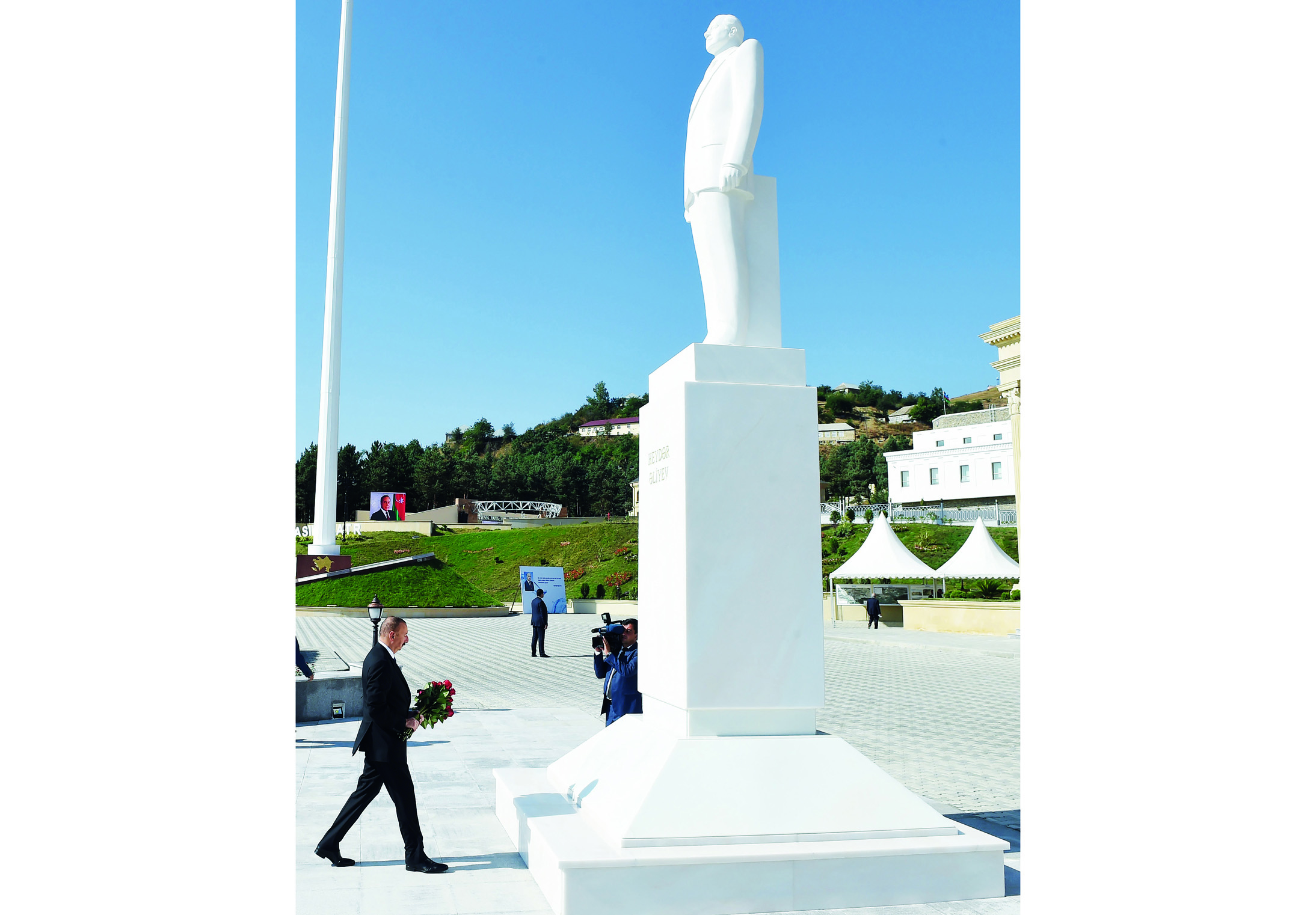 Посещение памятника великому лидеру Гейдару Алиеву в Гядабее