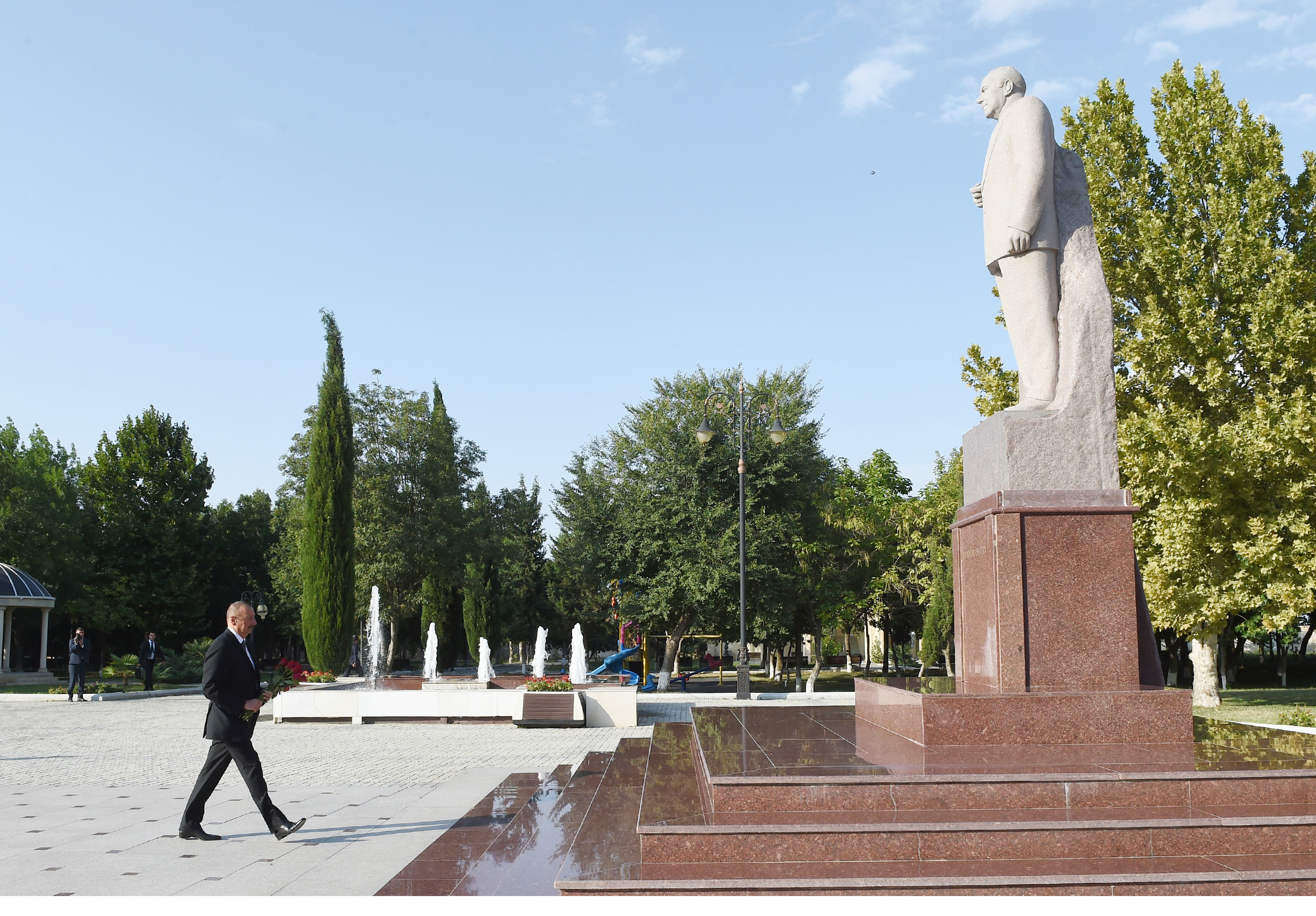 Посещение памятника общенациональному лидеру Гейдару Алиеву в Самухе