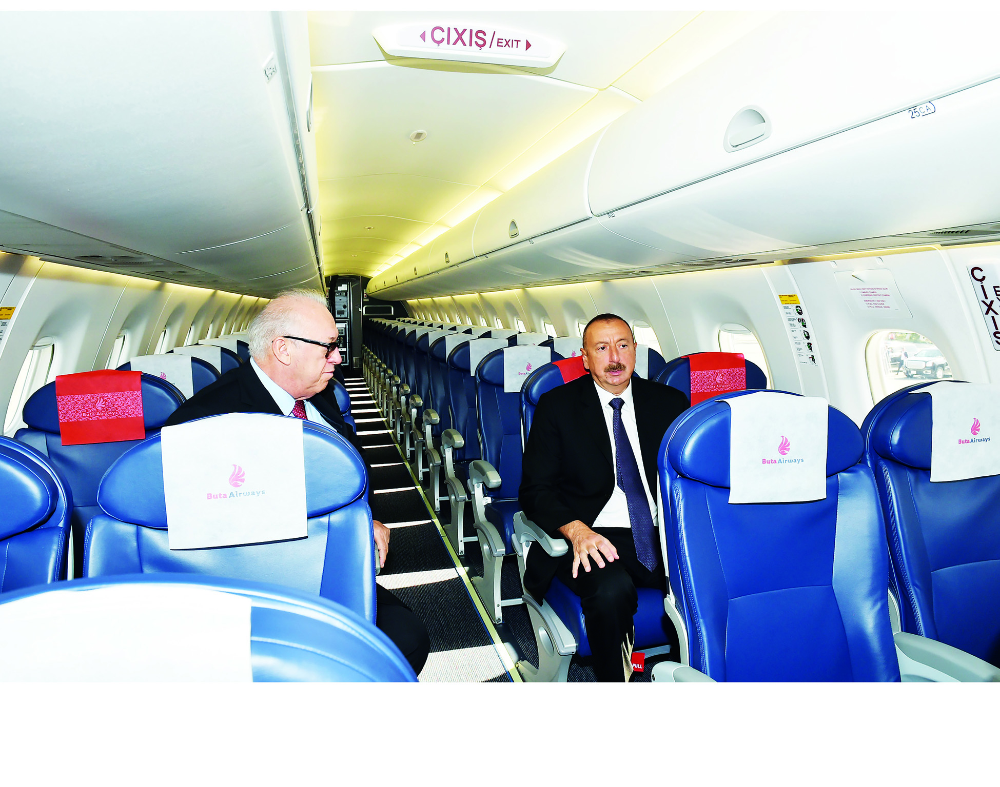Президент Ильхам Алиев ознакомилсяс первым доставленным в Баку самолетом Embraer 190 авиакомпании Buta Airways
