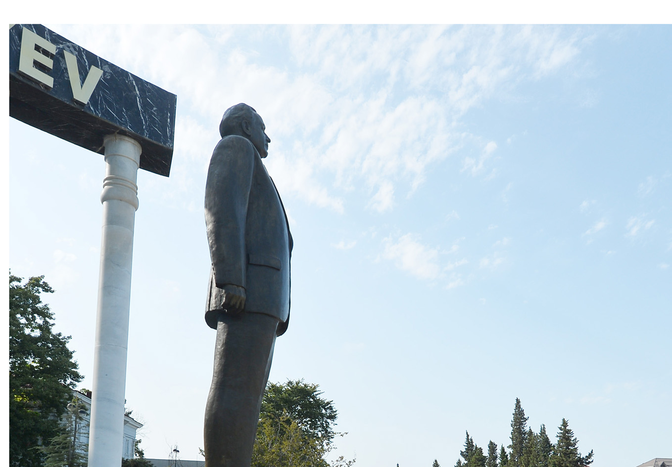 Посещение памятника великому лидеруГейдару Алиеву в Лянкяране