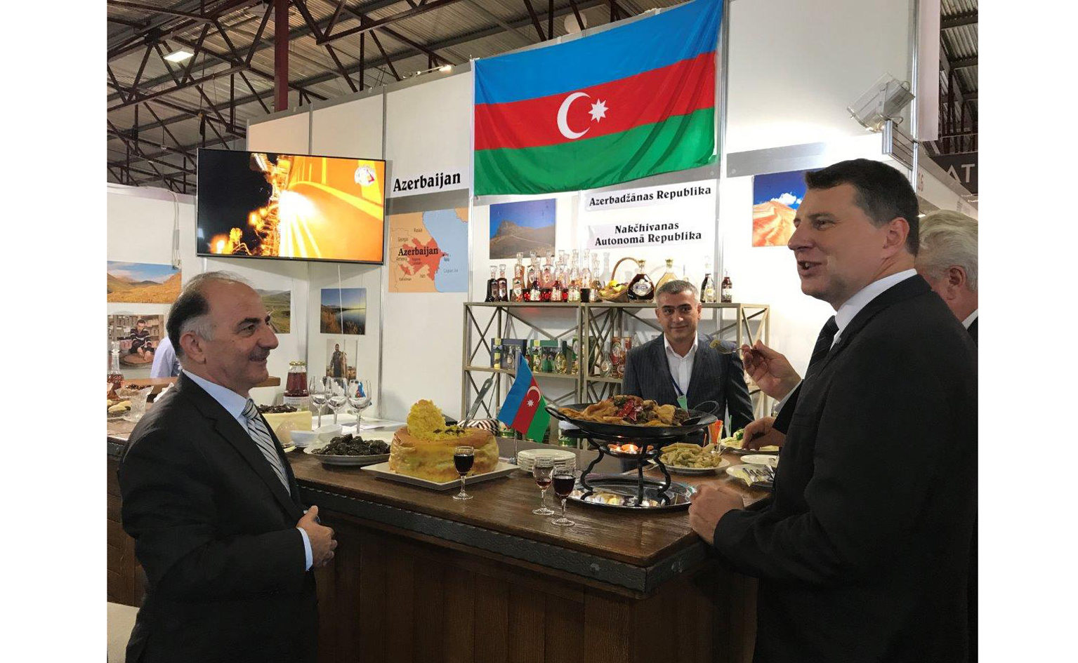 Президент Латвии ознакомилсяс павильоном Азербайджанана международной выставкепродовольствия