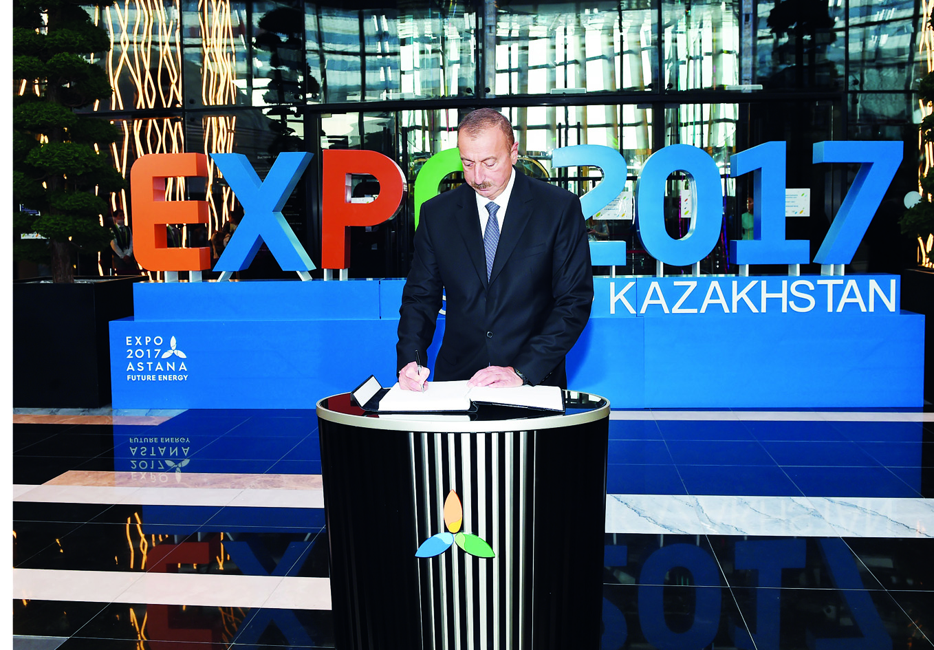 Президент Ильхам Алиев ознакомился на международной выставке «ЕХРО 2017 Астана» с национальнымипавильонами Азербайджана и Казахстана