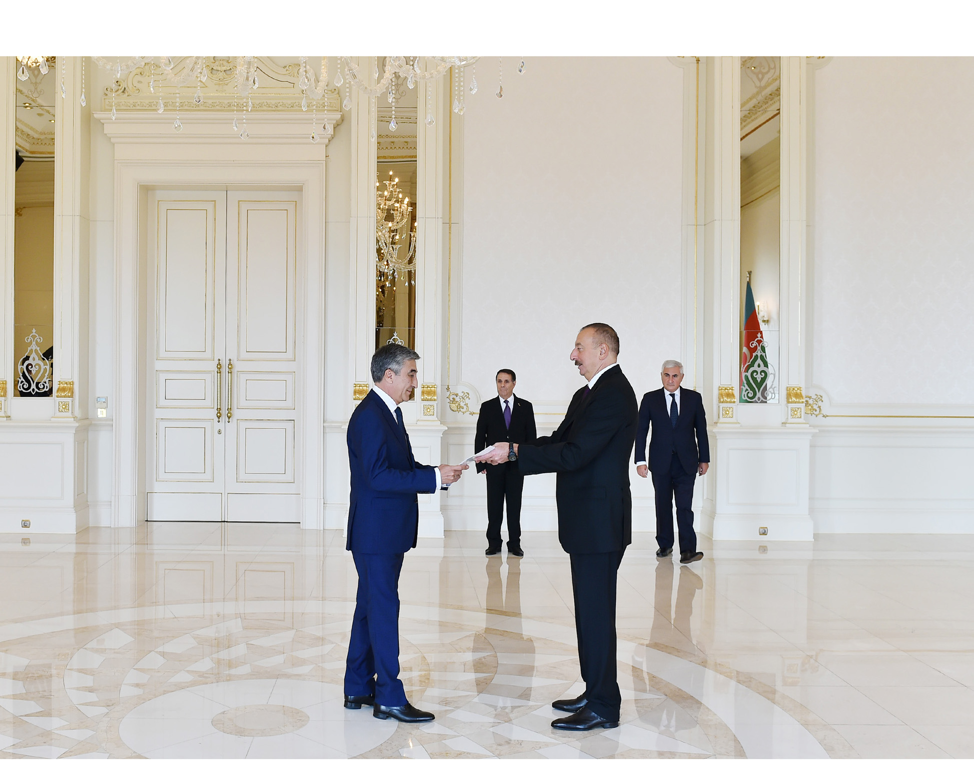 Президент Ильхам Алиев принял верительные грамоты новоназначенного посла Таджикистана в Азербайджане