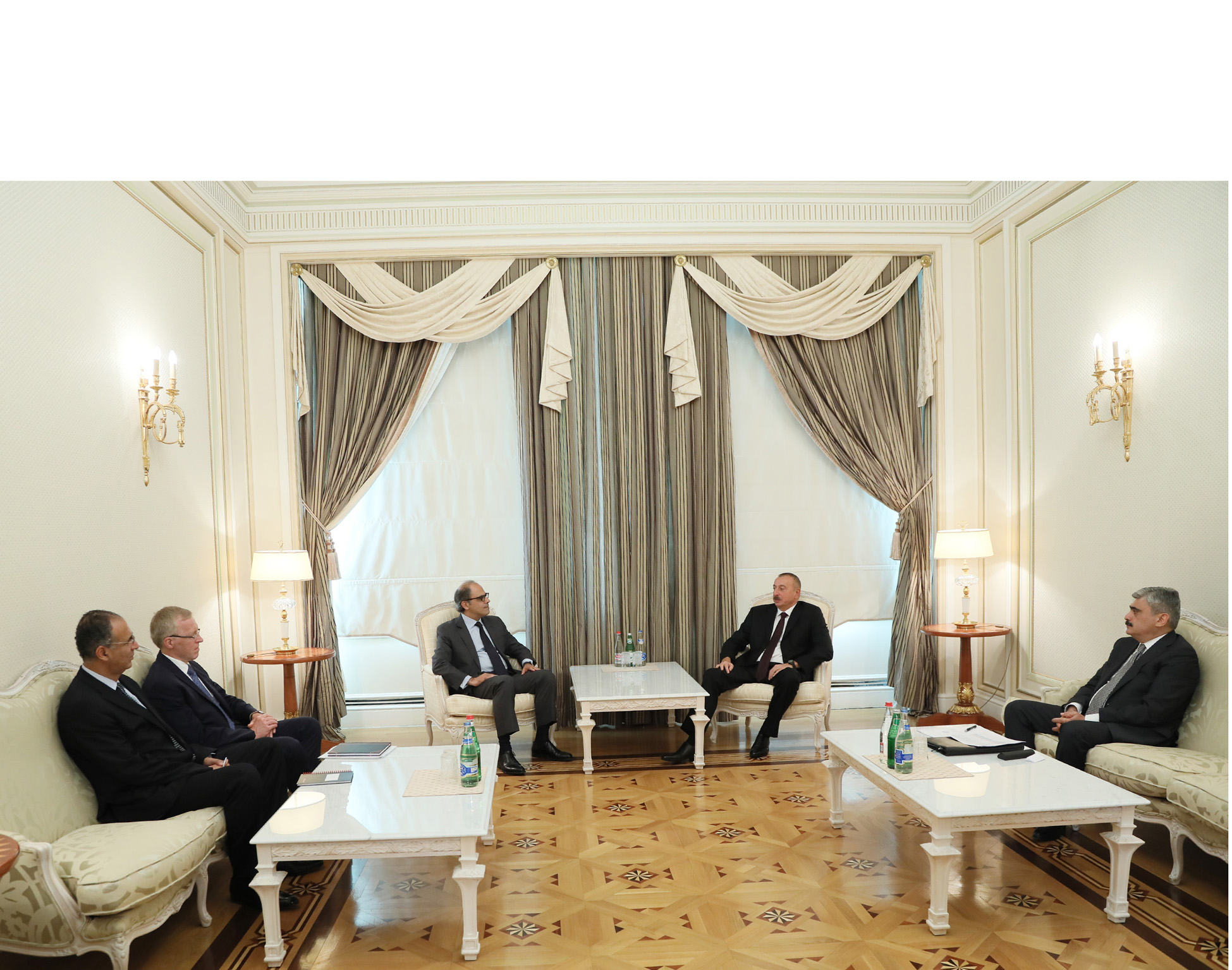 Президент Ильхам Алиев принял делегацию во главес директором Департамента стран Ближнего Востокаи Центральной Азии Международного валютного фонда