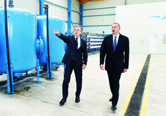 Президент Ильхам Алиев ознакомился с работой комплекса по опреснению морской воды в селе Хыдырлы Сальянского района