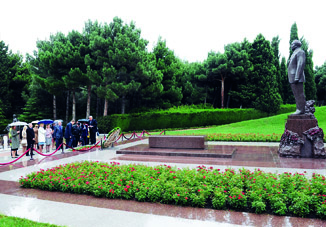 Министр национальной обороны Турции посетил могилу великого лидера Гейдара Алиева и Шехидляр хиябаны