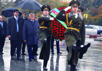 ПредседательМилли Меджлиса посетил в Минске мемориал, воздвигнутый в память о погибших в Великой Отечественной войне