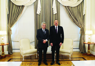 Президент Ильхам Алиев вручил орден «Истиглал» народному артисту Рауфу Абдуллаеву