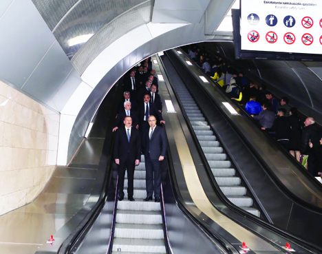 Президент Ильхам Алиев ознакомился с ретро - вагонами Бакинского метрополитена