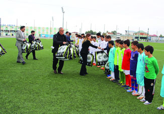 Лейла Алиева поддержала молодых футболистов
