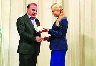 Азербайджанскому скульптору вручили медаль в Украине