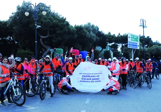 В Баку состоялся велопробег под лозунгом: «Никто не остается в стороне: положить конец насилию против женщин и девушек»