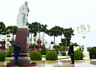 Посещение памятника общенациональному лидеру Гейдару Алиеву в Агджабеди