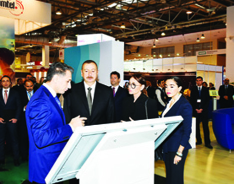 Президент Азербайджана Ильхам Алиев ознакомился с выставкой Bakutel 2017