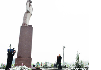 Посещение памятника общенациональному лидеру Гейдару Алиеву в городе Губа