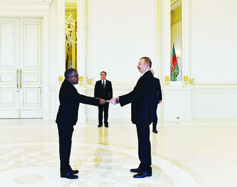 Президент Ильхам Алиев принял верительные грамоты новоназначенного посла Судана в Азербайджане