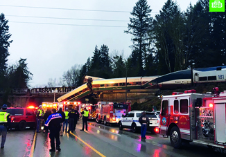 Более 100 человек попалив больницы после железнодорожной аварии в США