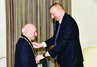 Президент Ильхам Алиев вручил народному художнику Омару Эльдарову орден «Гейдар Алиев»