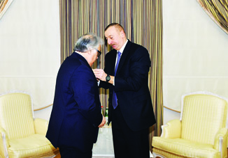 Президент Ильхам Алиев вручил народному артисту Фархаду Бадалбейли орден «Истиглал»