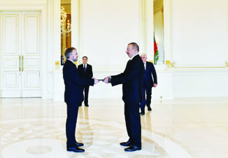 Президент Ильхам Алиев принял верительные грамоты новоназначенного посла Боснии и Герцеговины в Азербайджане