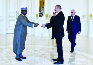 Президент Ильхам Алиев принял верительные грамоты новоназначенного посла Нигерии в Азербайджане