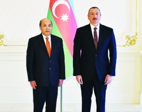 Президент Ильхам Алиев принял верительные грамотыновоназначенного послаМонголии в Азербайджане