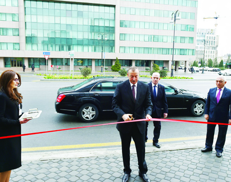 Президент Ильхам Алиев принял участие в открытии нового административного здания и подстанций Бакинской распределительной сети
