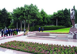 Делегация Национальной ассамблеи Кореи посетила могилу великого лидера и Шехидляр хиябаны