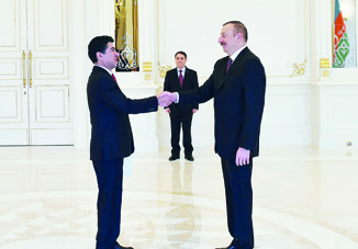 Президент Ильхам Алиев принял верительные грамоты новоназначенного посла Эквадора в Азербайджане