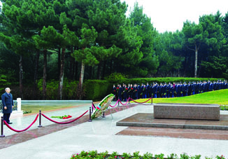 Сотрудники Министерства налогов посетили могилу великого лидера Гейдара Алиева в Аллее почетного захоронения и Шехидляр хиябаны